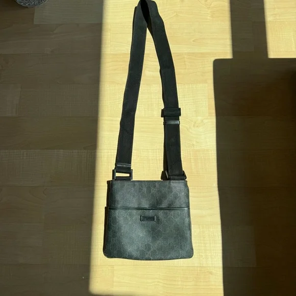 Gucci Supreme Small Crossbody Bag - Picture 1 of 14